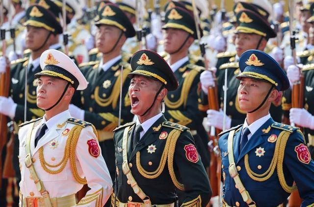 这是国旗护卫队在天安门广场上列队。新华社记者 魏培全 摄
