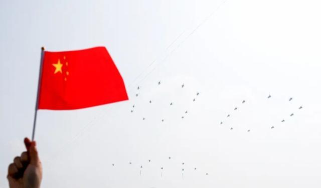 这是空中护旗梯队通过天安门广场。新华社记者 张涛 摄